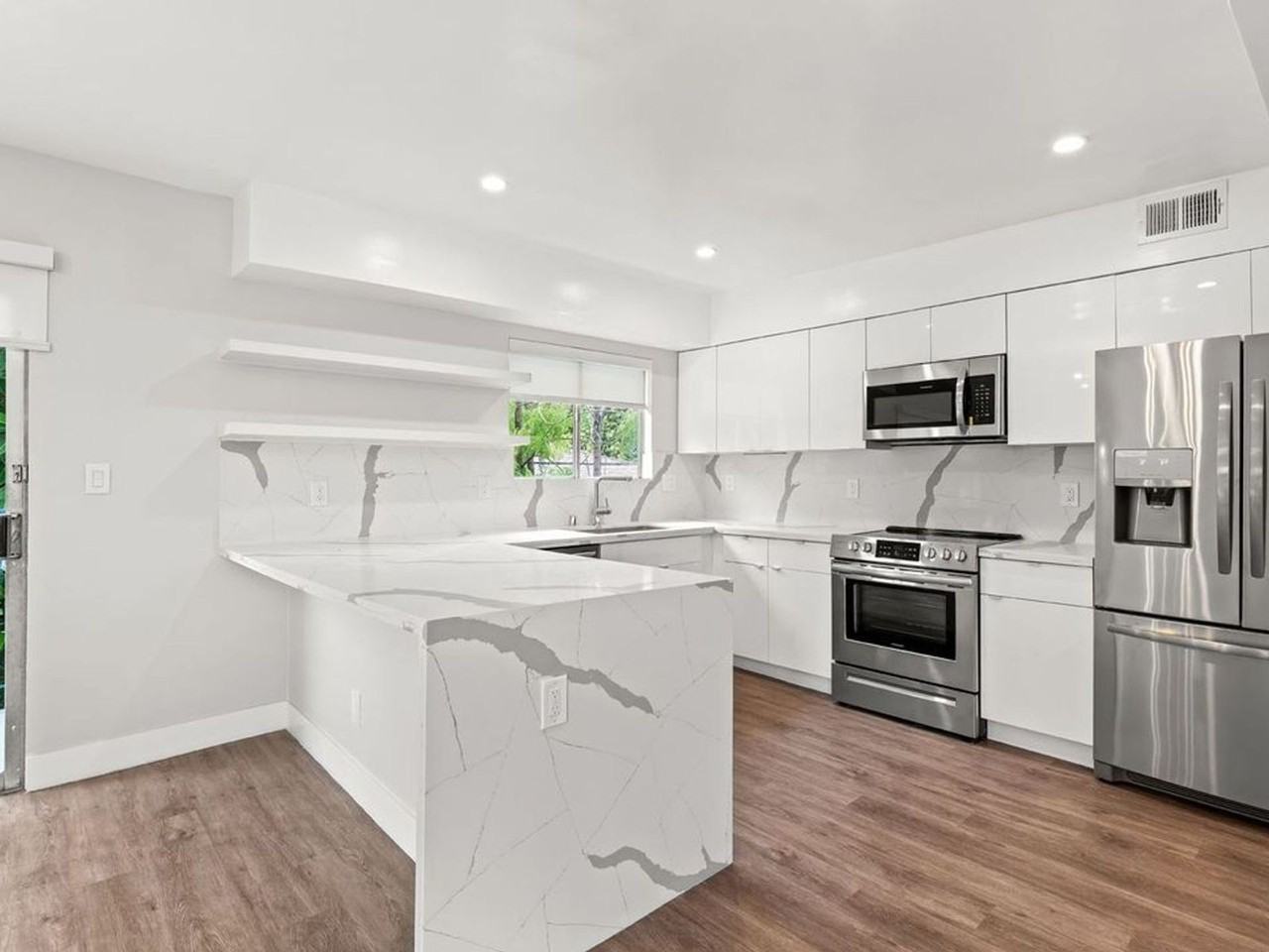 927 San Vicente Blvd - Photo 3 of 13