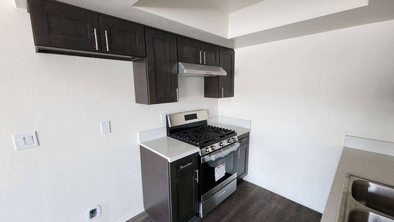 663 W 5th St - Photo 6 of 10