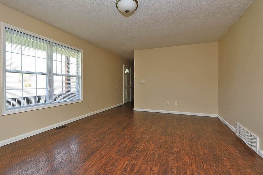 1938 Benjamin Ct - Photo 4 of 36