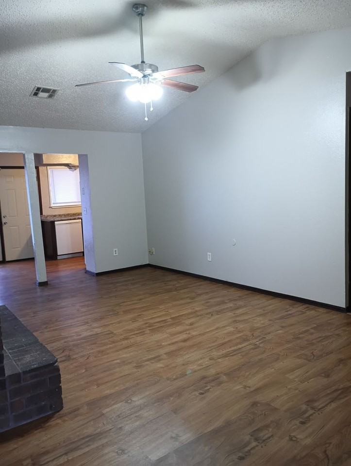 201 Woodman Dr - Photo 3 of 15