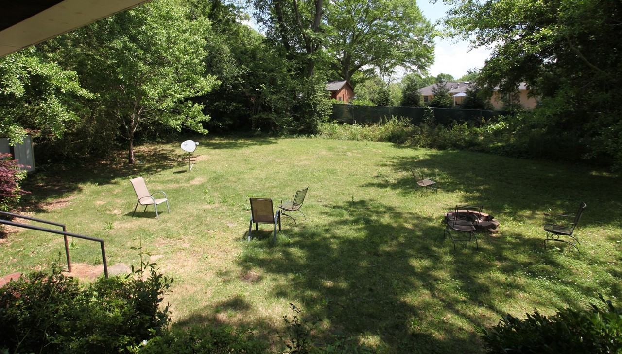 412 Brookside Dr - Photo 2 of 3