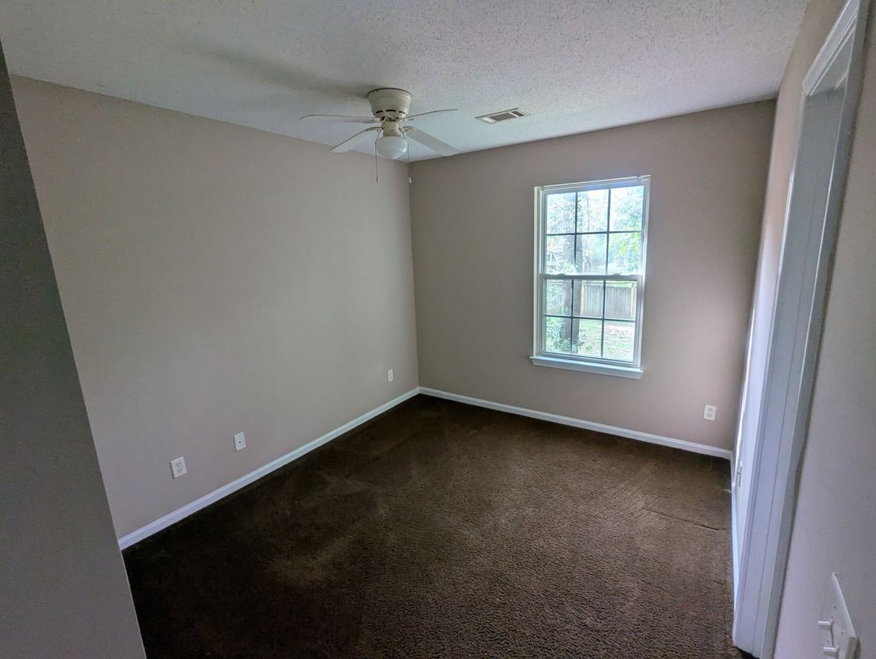 601 18th St - Photo 7 of 11