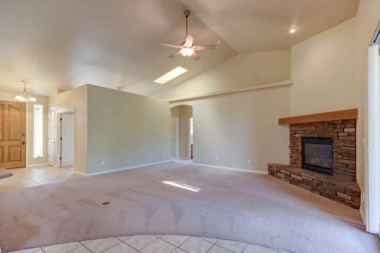 1076 Sunrise Blvd - Photo 4 of 23