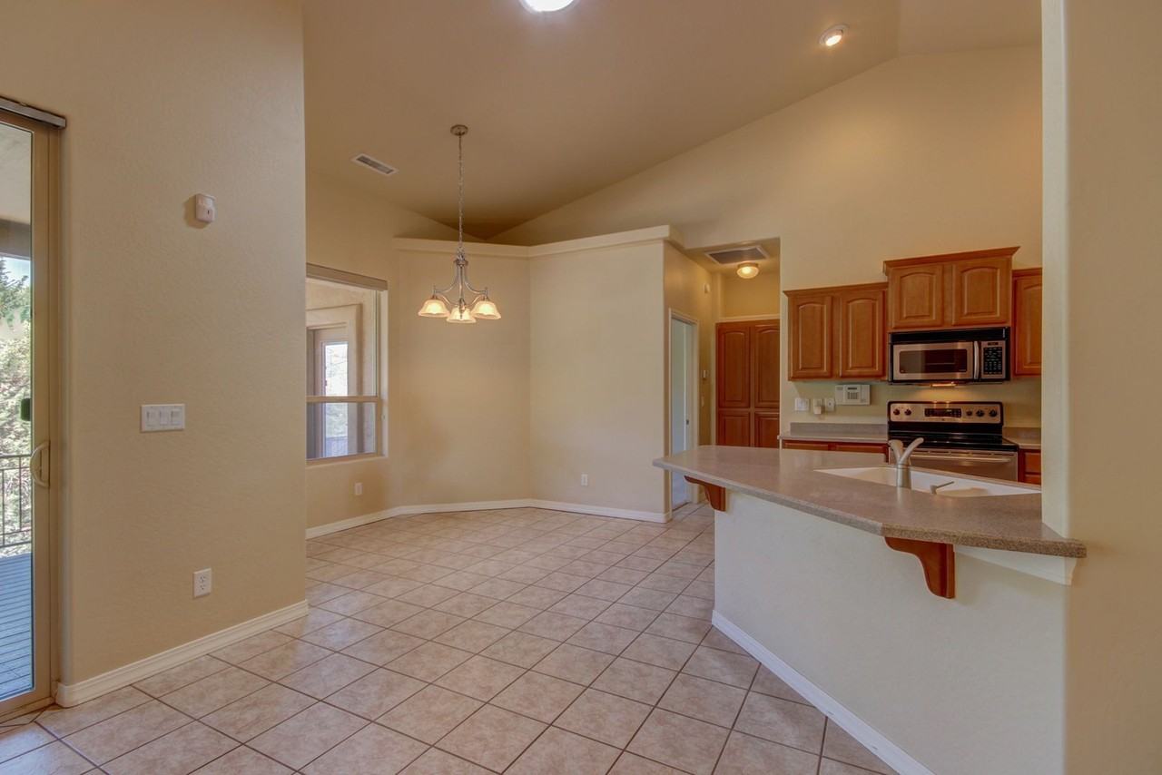 1076 Sunrise Blvd - Photo 6 of 23