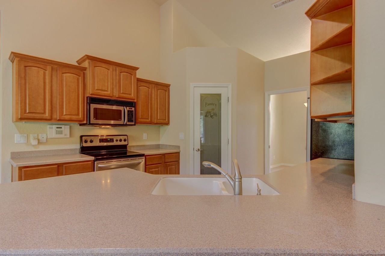 1076 Sunrise Blvd - Photo 7 of 23