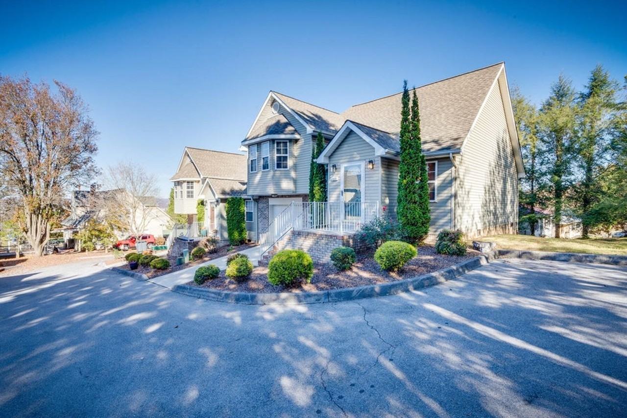 3910 Renaissance Sq - Photo 3 of 25