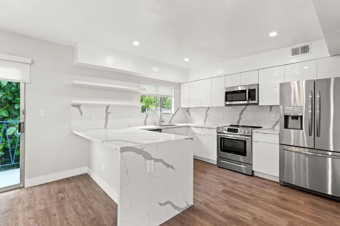 927 San Vicente Blvd - Photo 6 of 15