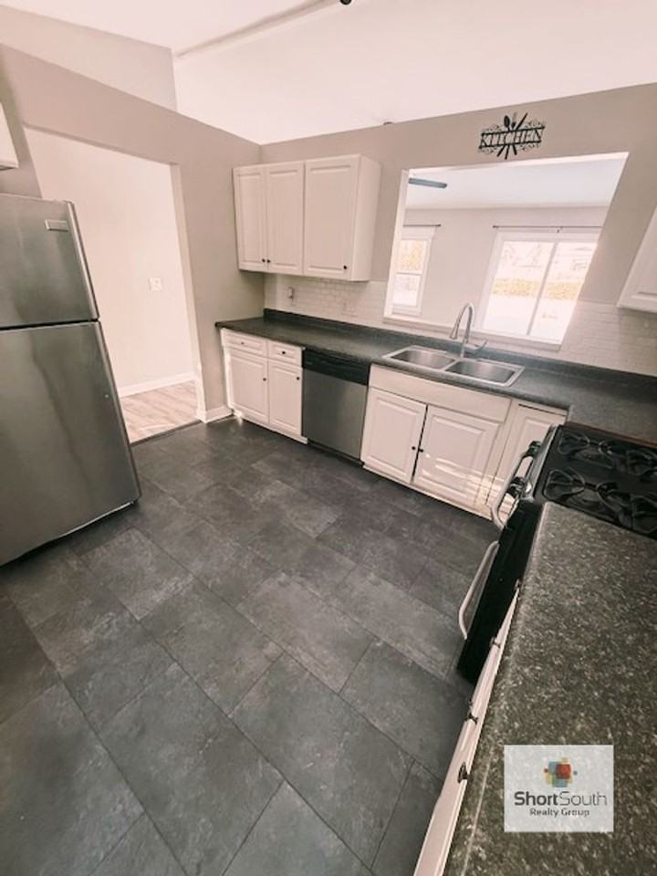 4034 Heathgate Dr - Photo 2 of 14
