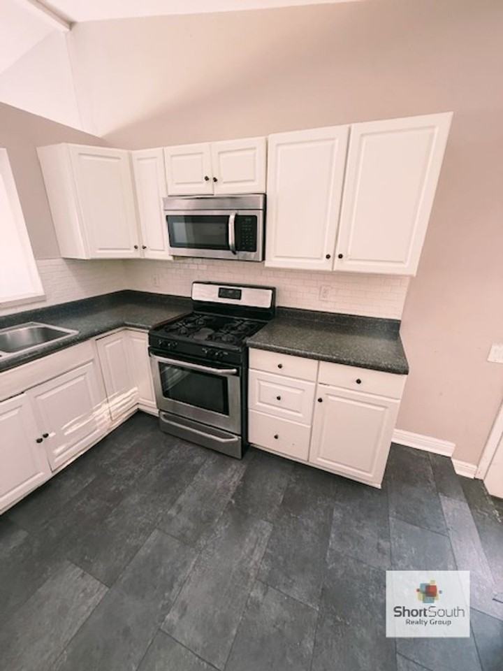 4034 Heathgate Dr - Photo 3 of 14