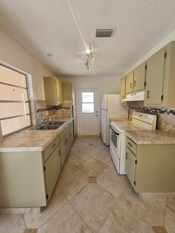 1225 Armsdale Ave - Photo 7 of 15