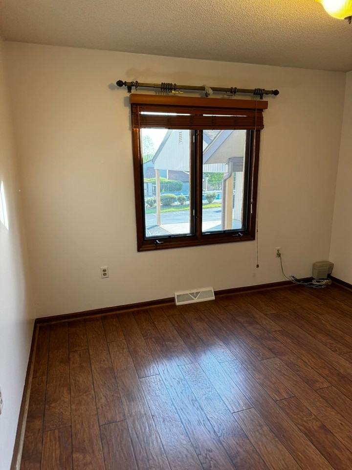 1175 Pebble Dr - Photo 4 of 34