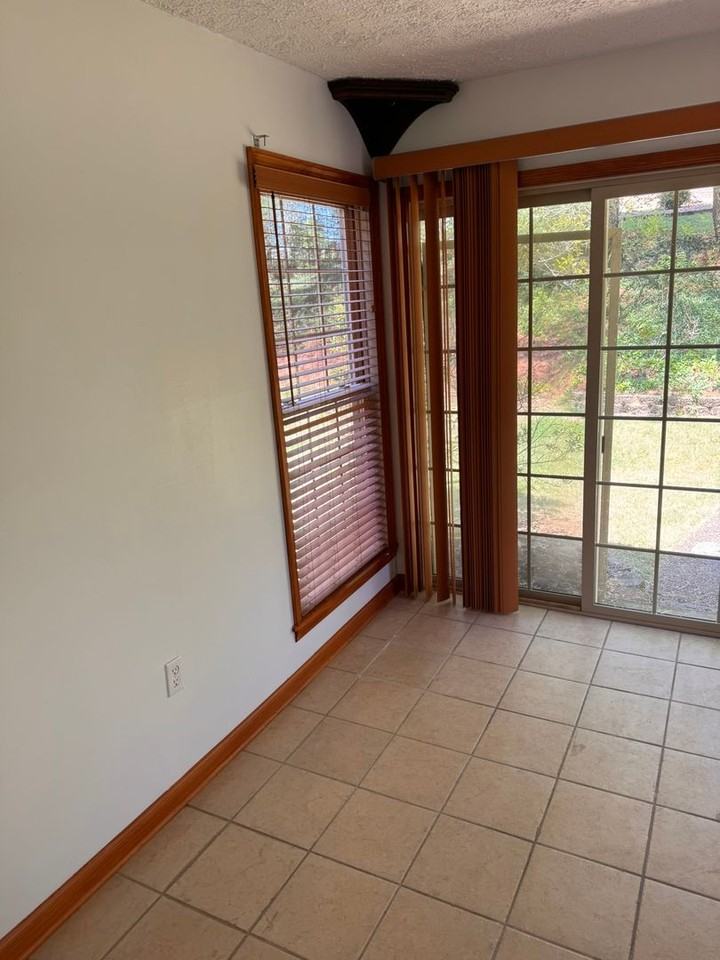 1175 Pebble Dr - Photo 5 of 34