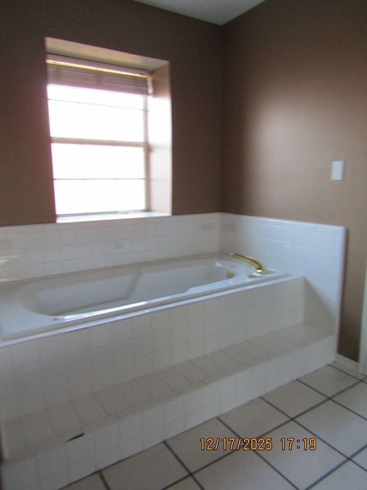 6 Nw Stonebrook Dr - Photo 2 of 47