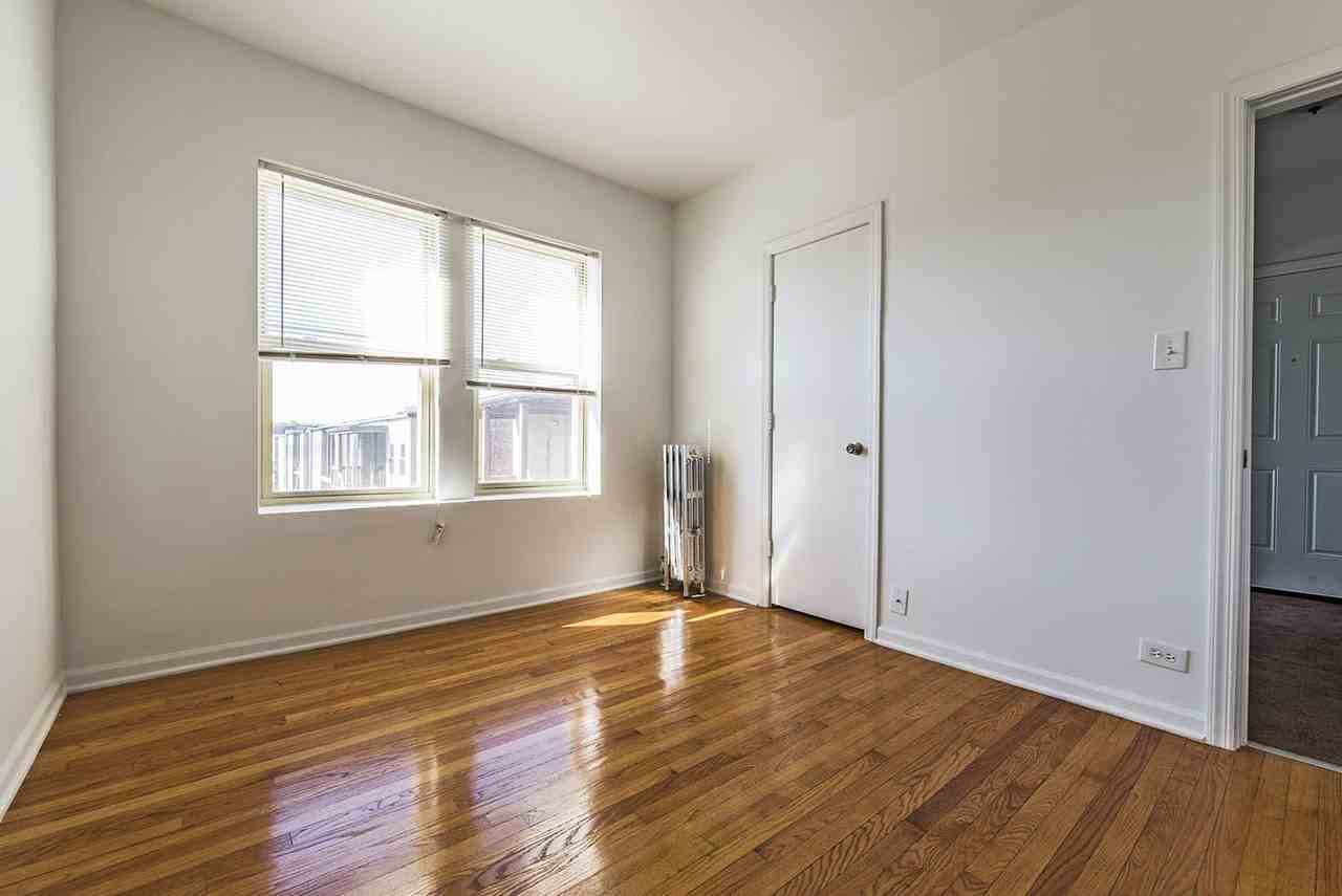 8201 S Drexel Ave 903 - Photo 5 of 26