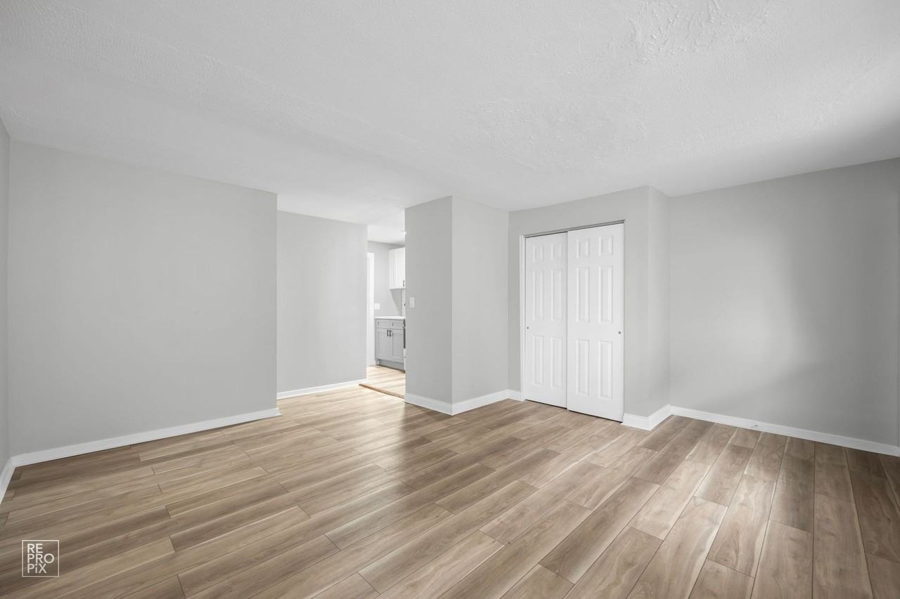 6832 S Crandon Chicago, IL 60649 - Photo 4 of 50