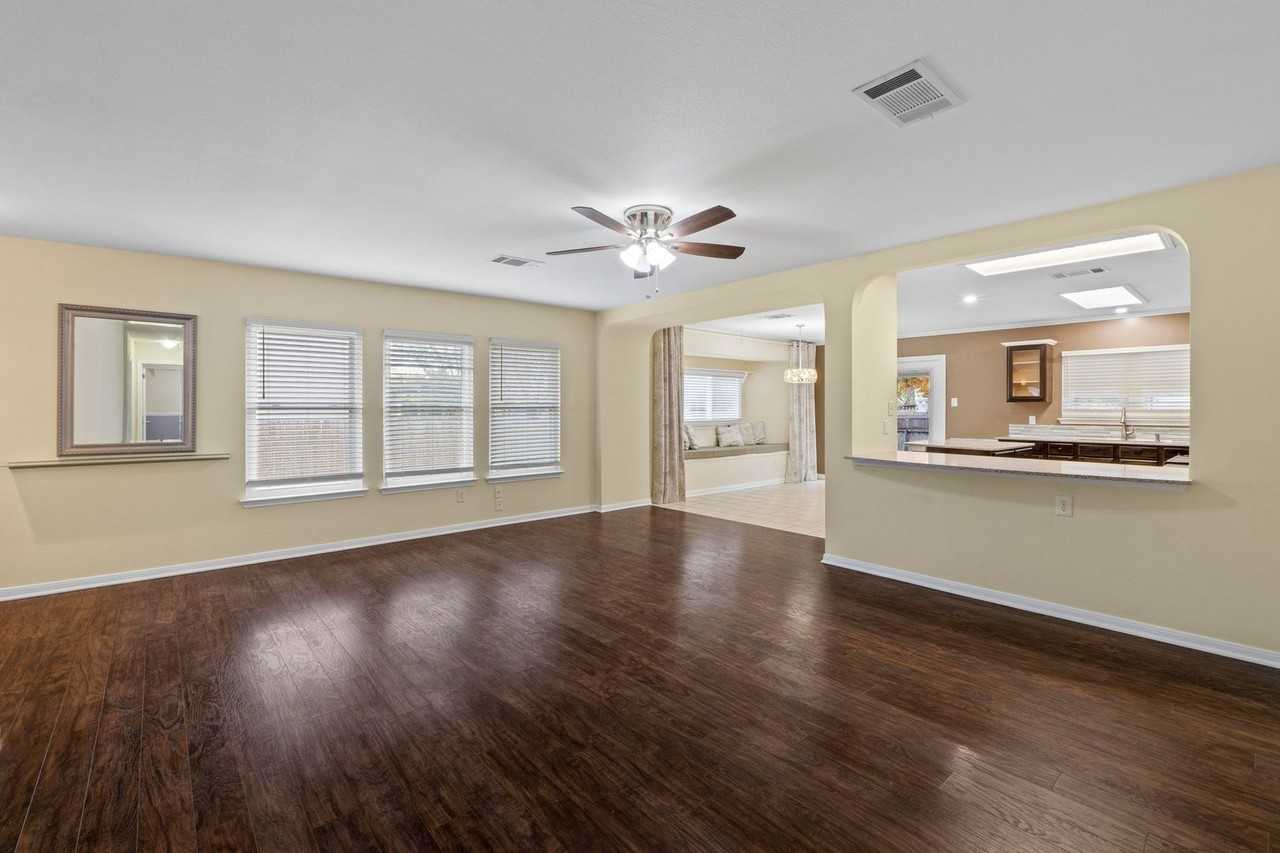 1908 Matagorda Dr - Photo 4 of 26