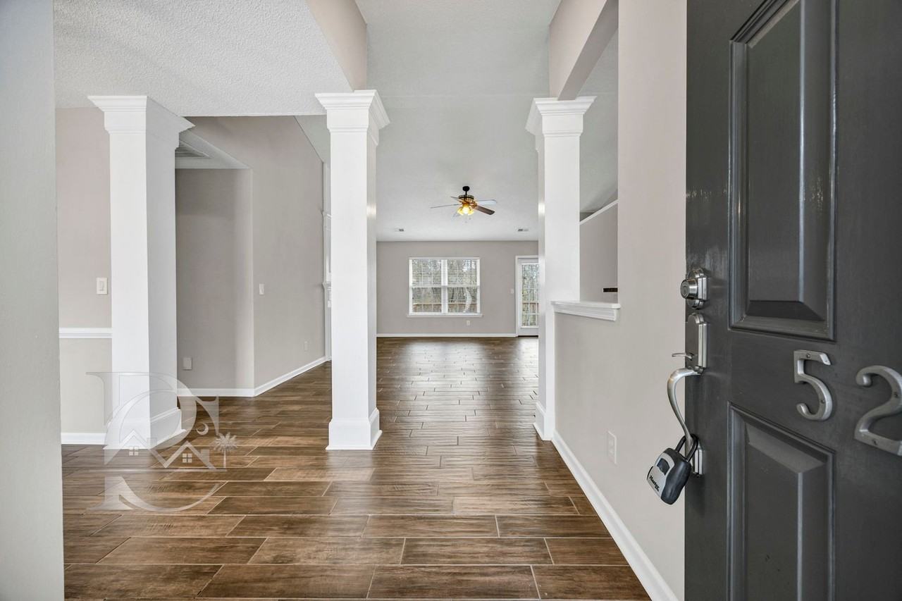 520 Menauhant Ct - Photo 3 of 34