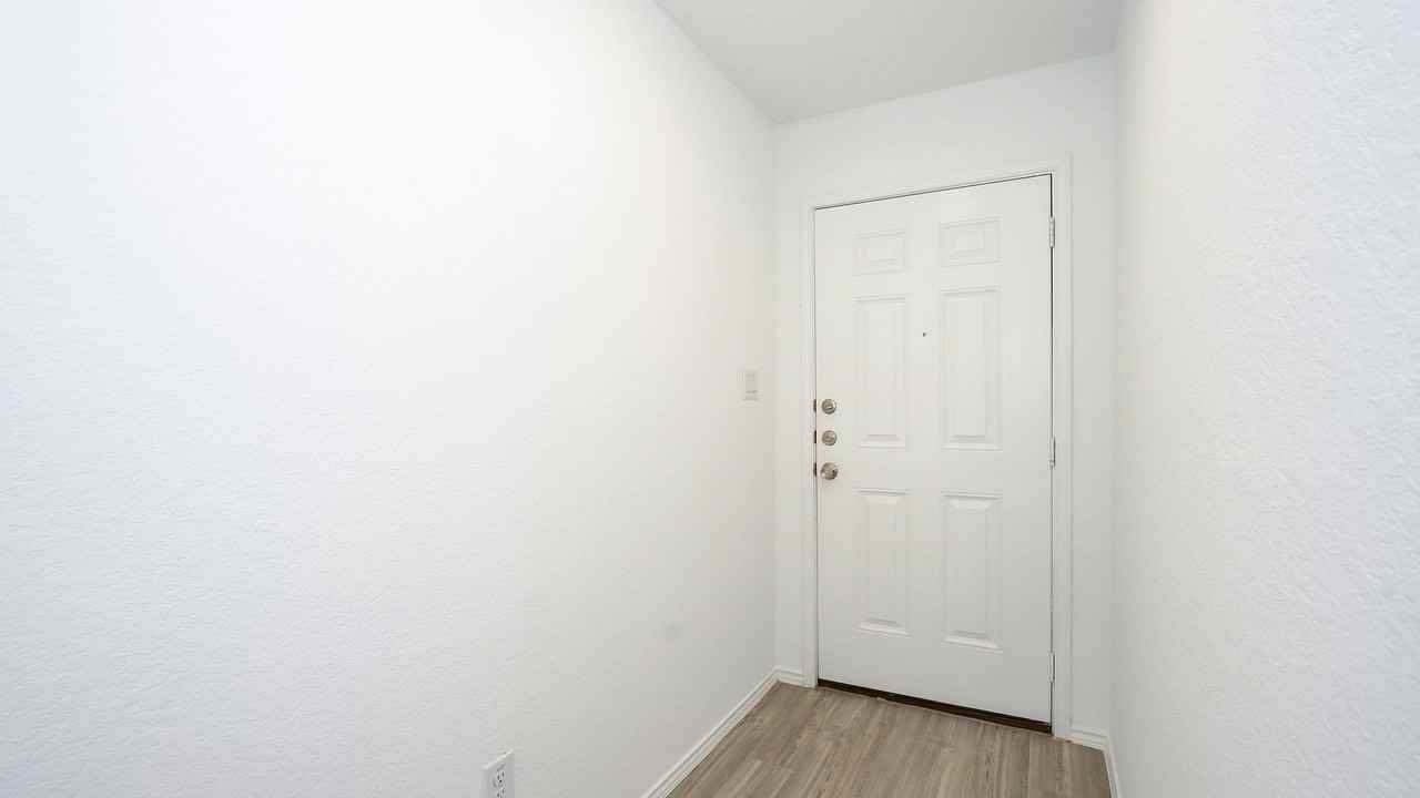 5926 Seaside Mnr - Photo 4 of 35