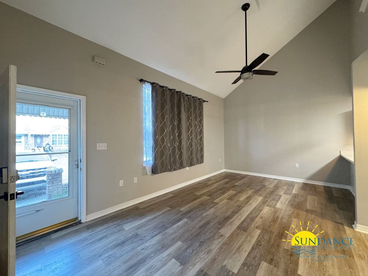 947 Ashley Ln - Photo 2 of 25