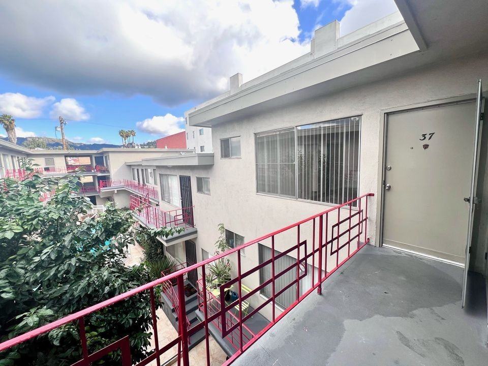 5855 Carlton Way - Photo 2 of 51