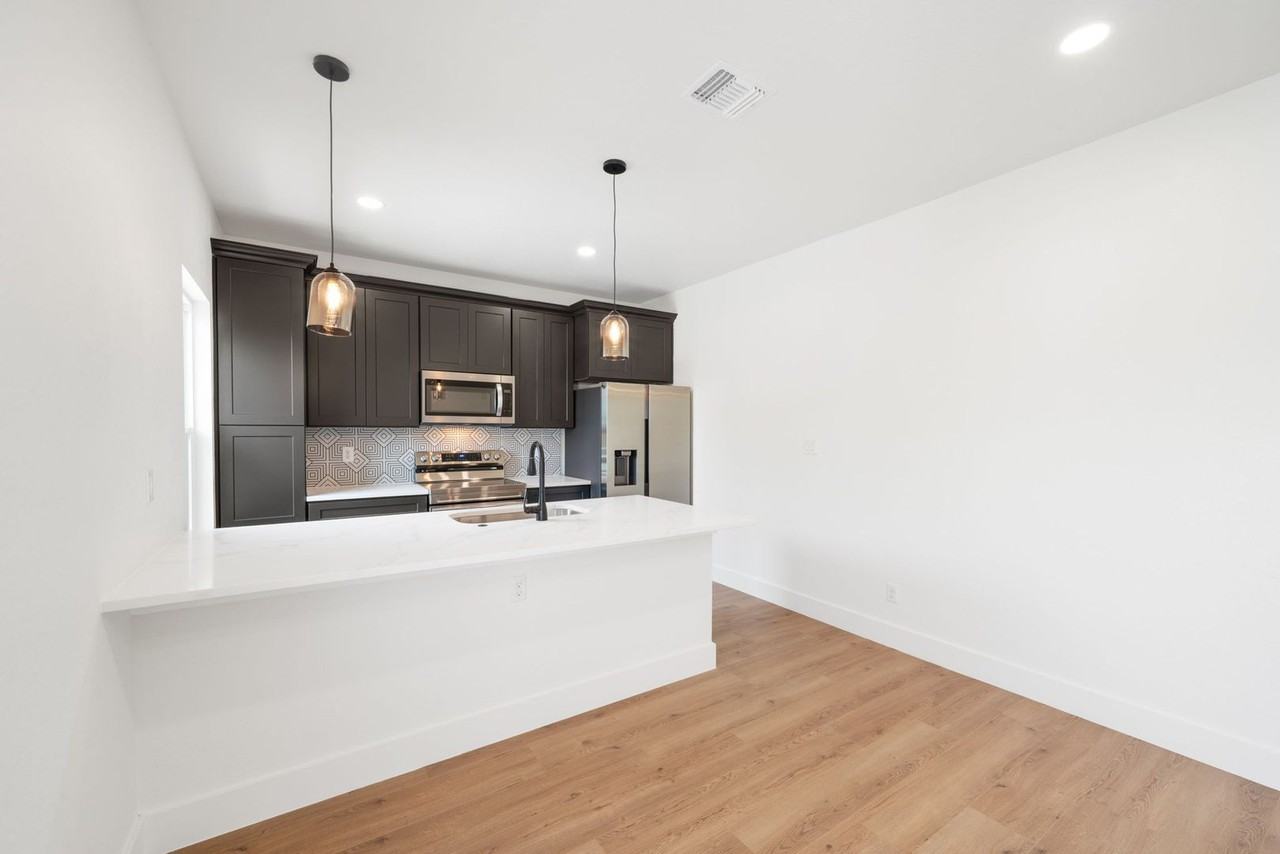 247 Princeton Ave - Photo 4 of 16