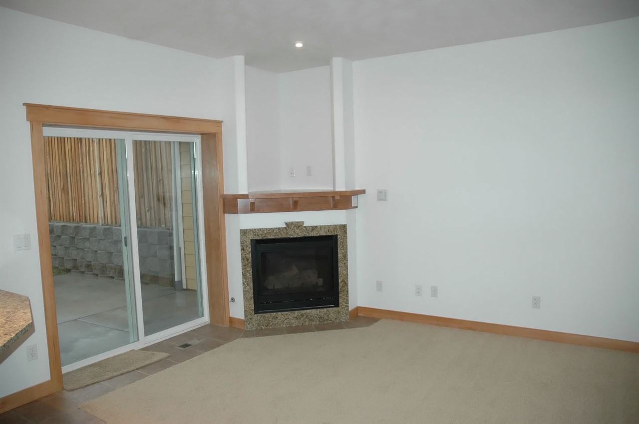 546 Se Jackson St - Photo 4 of 14