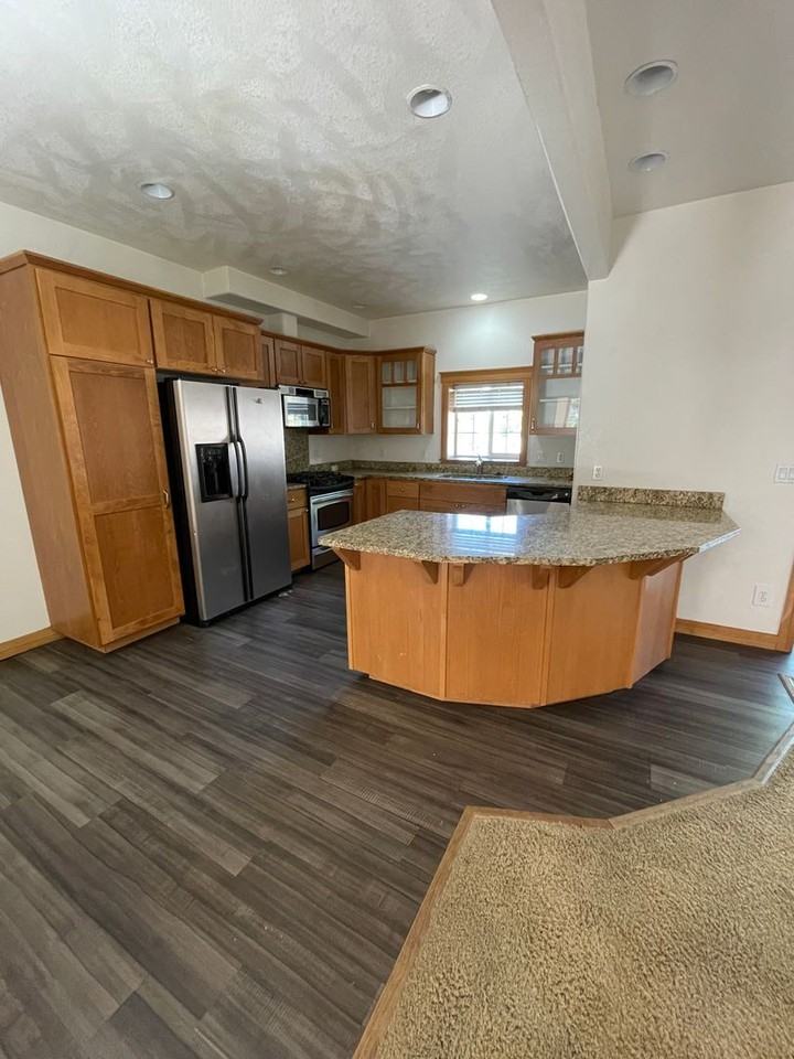 546 Se Jackson St - Photo 5 of 14