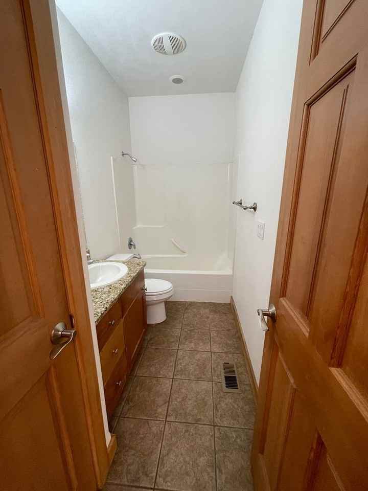 546 Se Jackson St - Photo 6 of 14