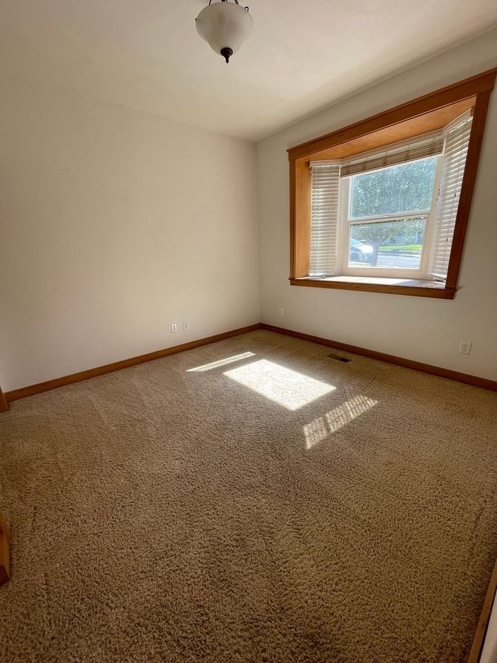 546 Se Jackson St - Photo 7 of 14