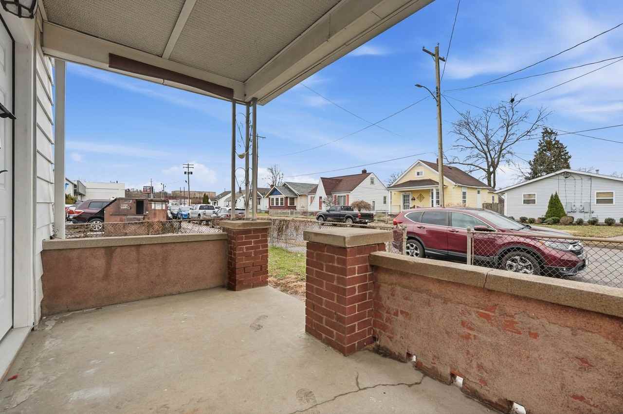 1040 Forest Ave - Photo 5 of 50