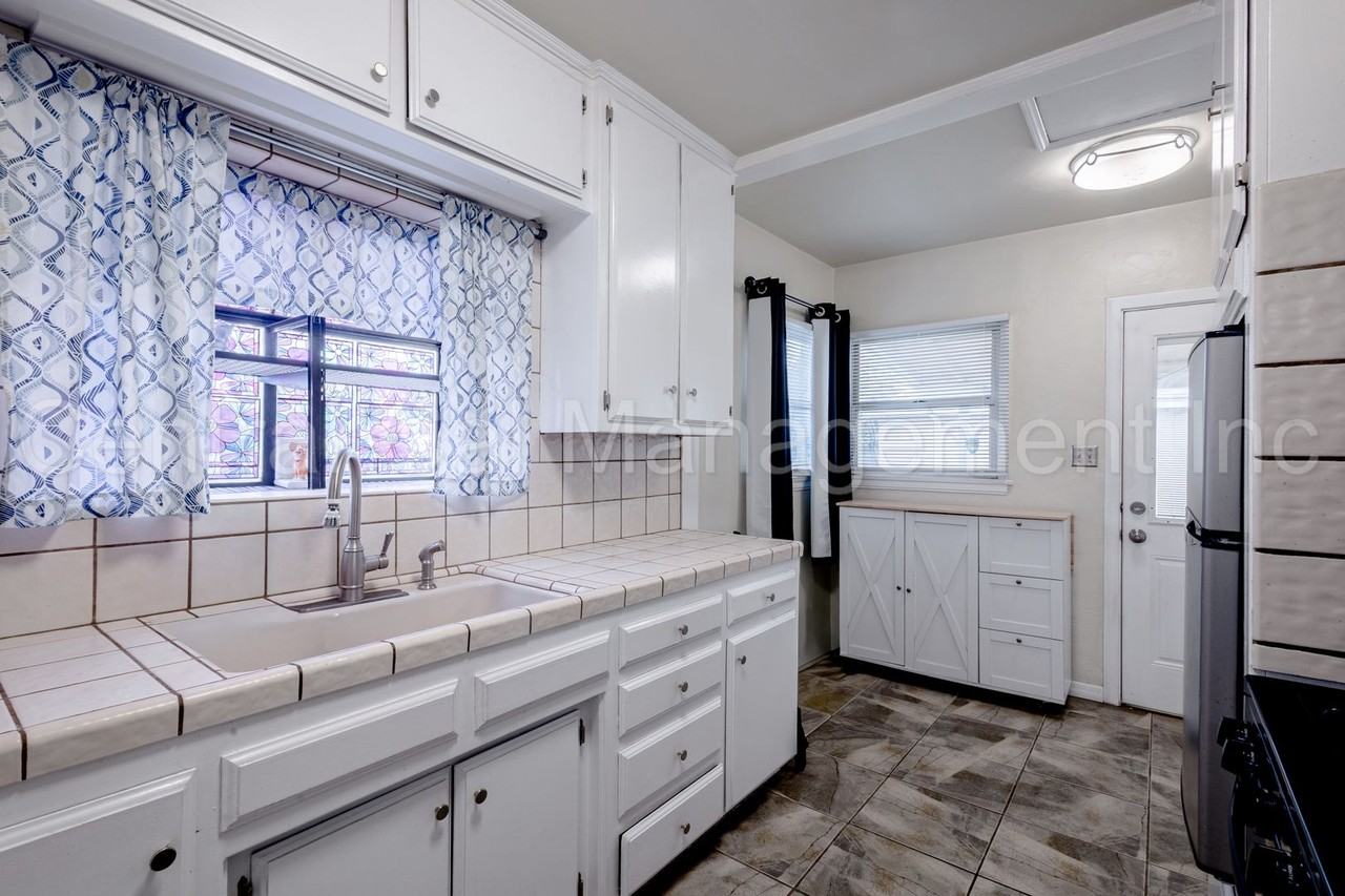 27 Quincy St - Photo 7 of 19