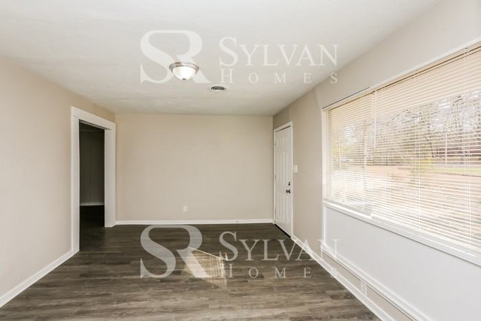 620 Heather Ln - Photo 3 of 16