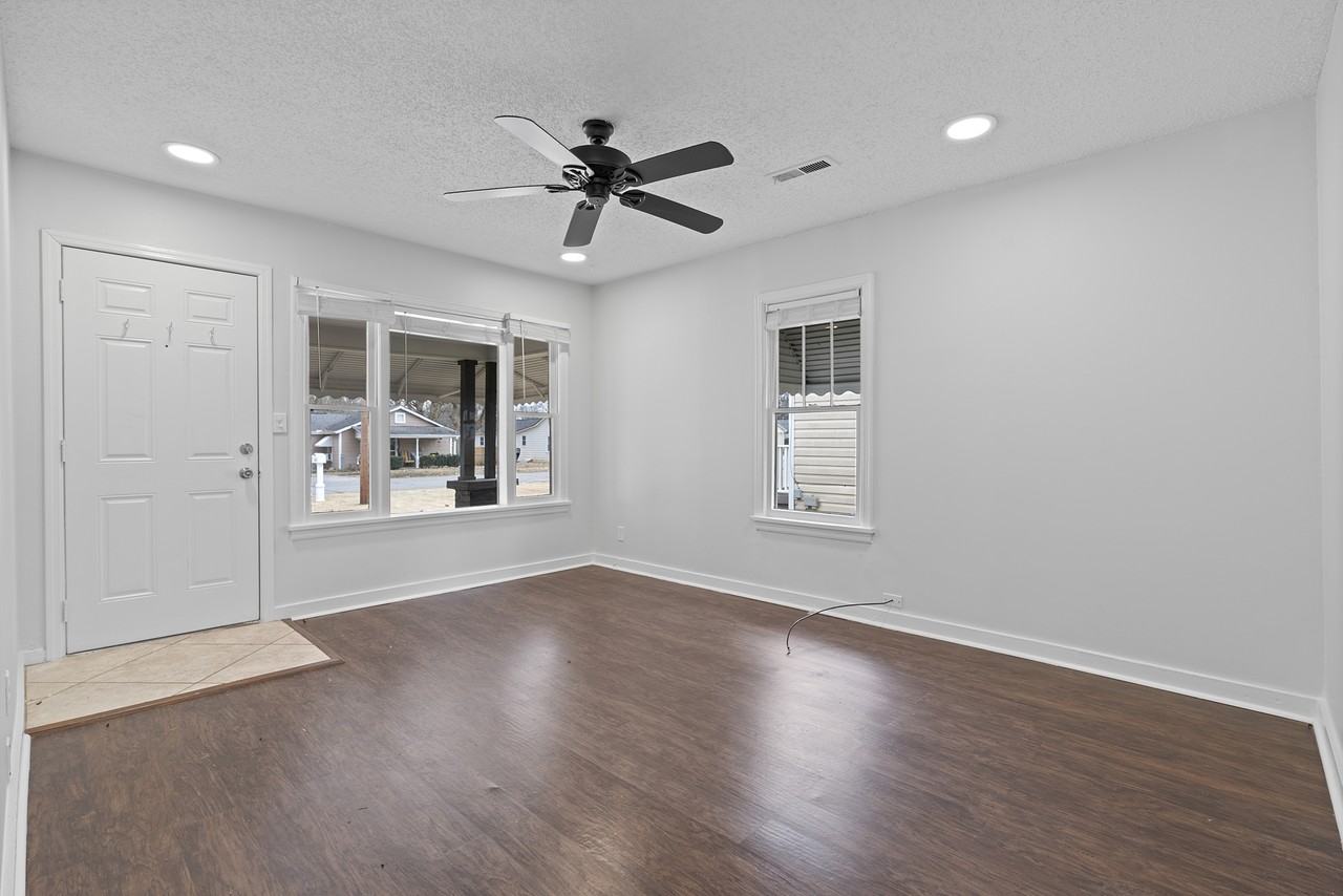 1306 Oshaughnessy Ave Ne #1 - Photo 4 of 21