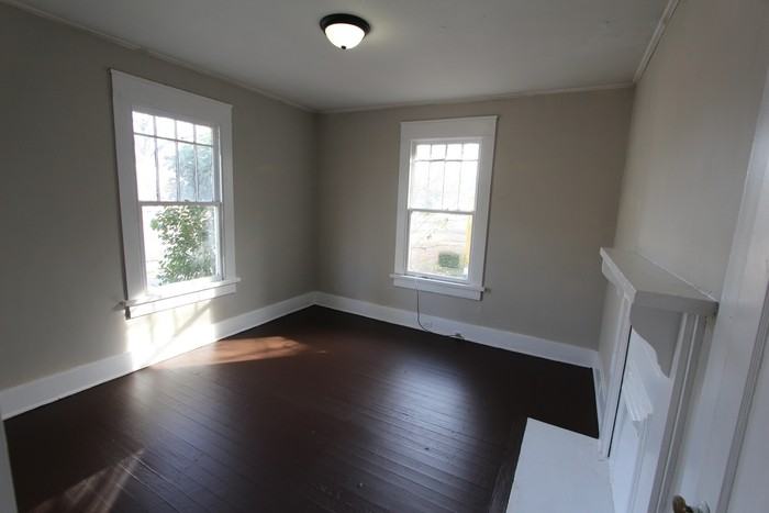 226 E Moore St - Photo 4 of 15