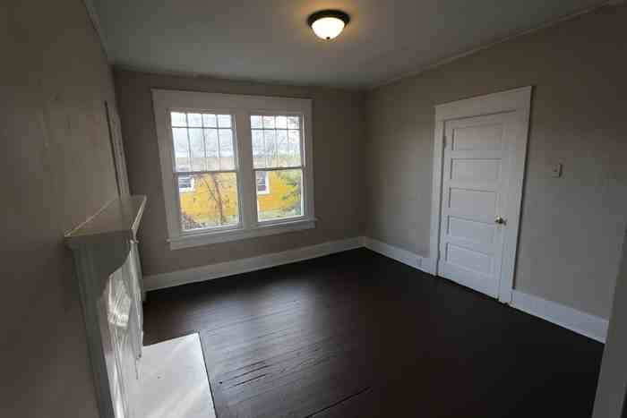 226 E Moore St - Photo 6 of 15