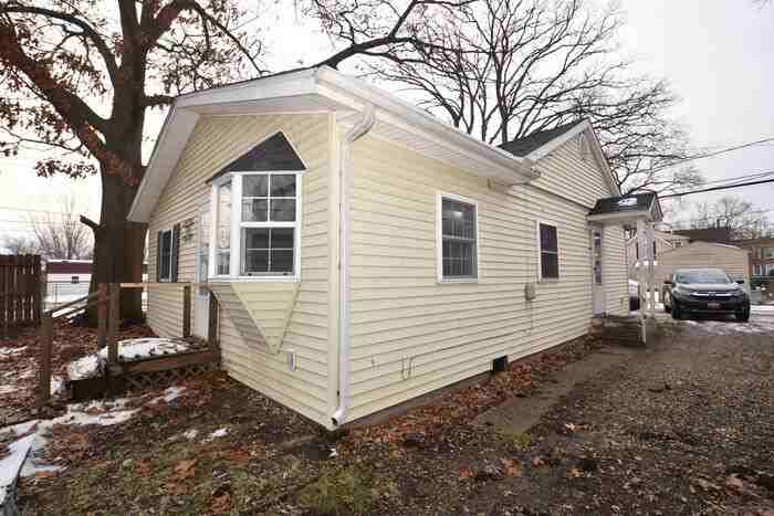 705 W Broadway St - Photo 2 of 26