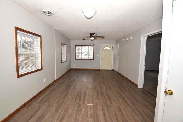 705 W Broadway St - Photo 3 of 26