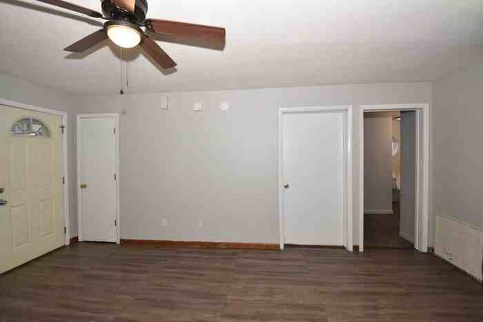 705 W Broadway St - Photo 4 of 26