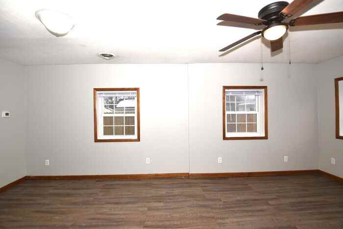 705 W Broadway St - Photo 5 of 26