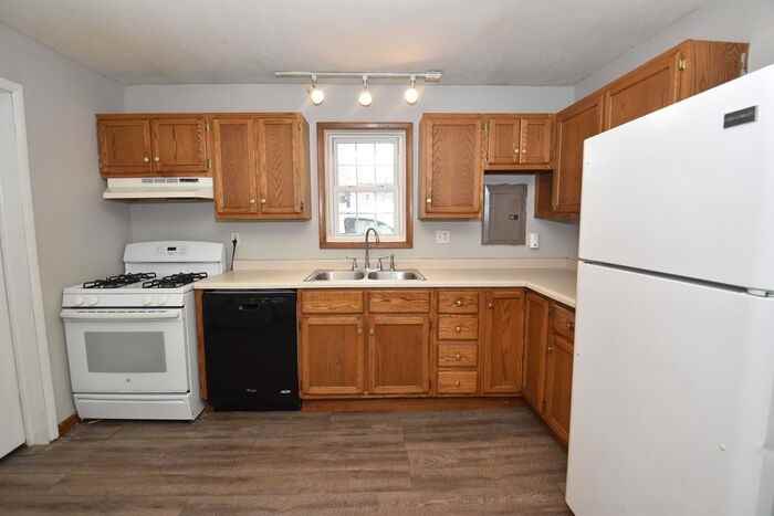 705 W Broadway St - Photo 7 of 26