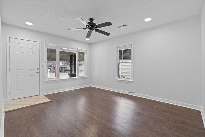 1306 Oshaughnessy Ave Ne - Photo 5 of 12