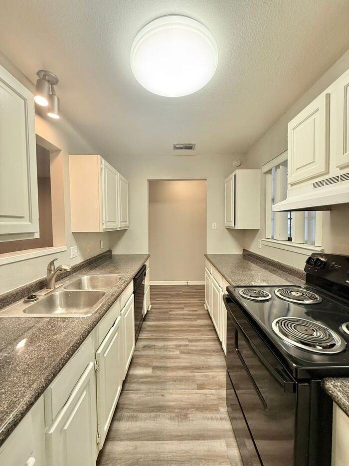 2605 Westminster Dr - Photo 5 of 22