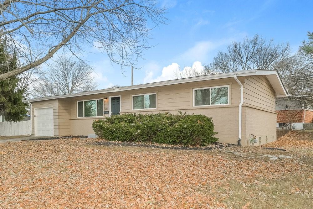 2010 Thunderbird Ave - Photo 4 of 17