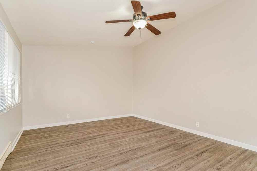 2010 Thunderbird Ave - Photo 5 of 17