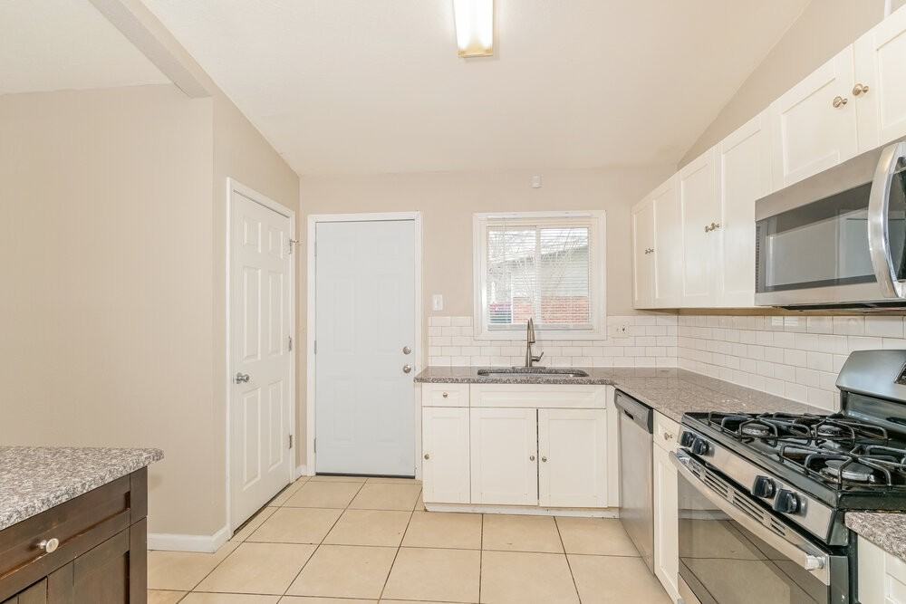 2010 Thunderbird Ave - Photo 7 of 17