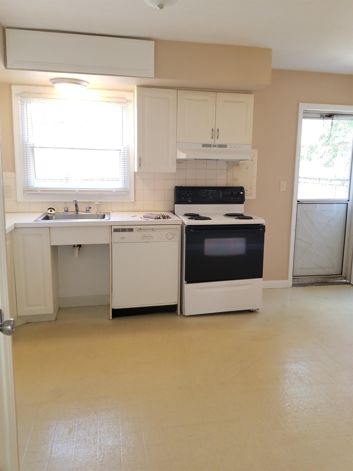 1219 Barcelona Dr #04 - Photo 7 of 16