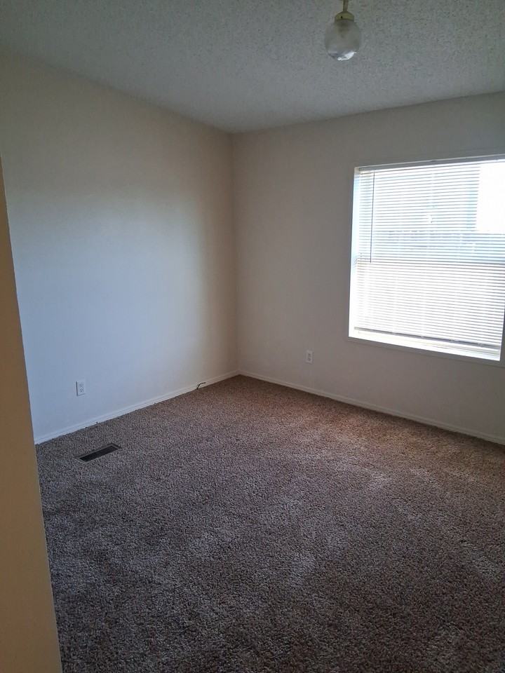 1355 Harding Ave #B - Photo 6 of 8