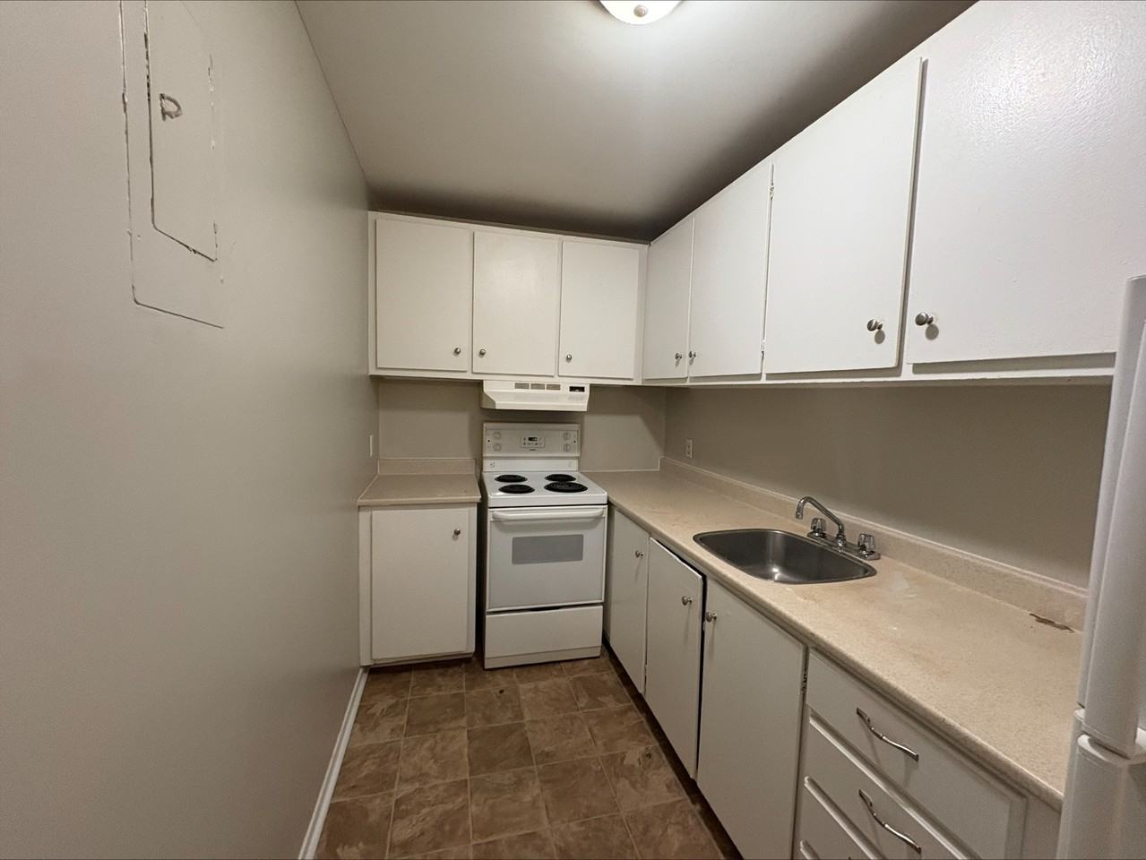 7 Roxbury Dr #8 - Photo 2 of 11