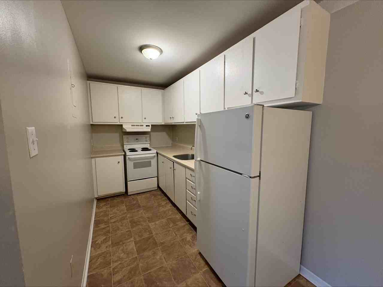 7 Roxbury Dr #8 - Photo 3 of 11