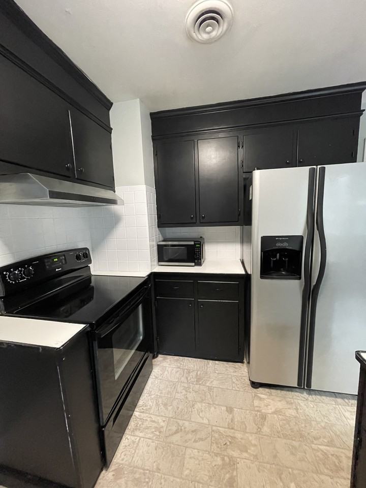 1002 Sherwood Cir #1 - Photo 5 of 12